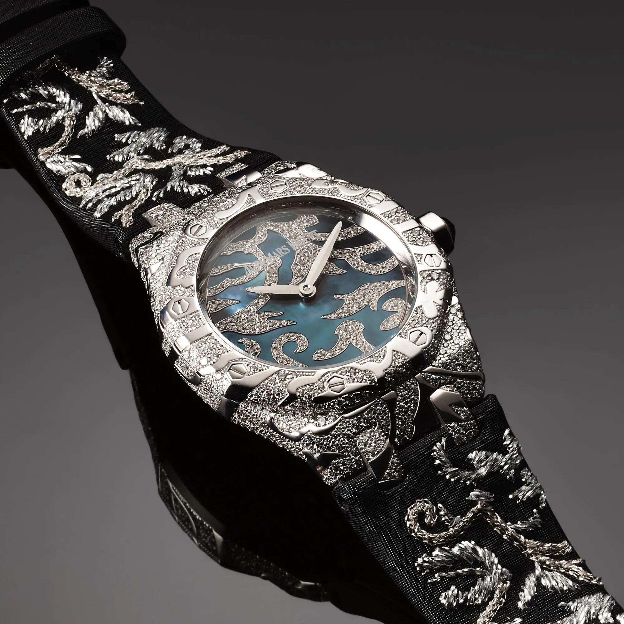 Audemars Piguet Royal Oak Lady 33mm White gold Mother-of-pearl