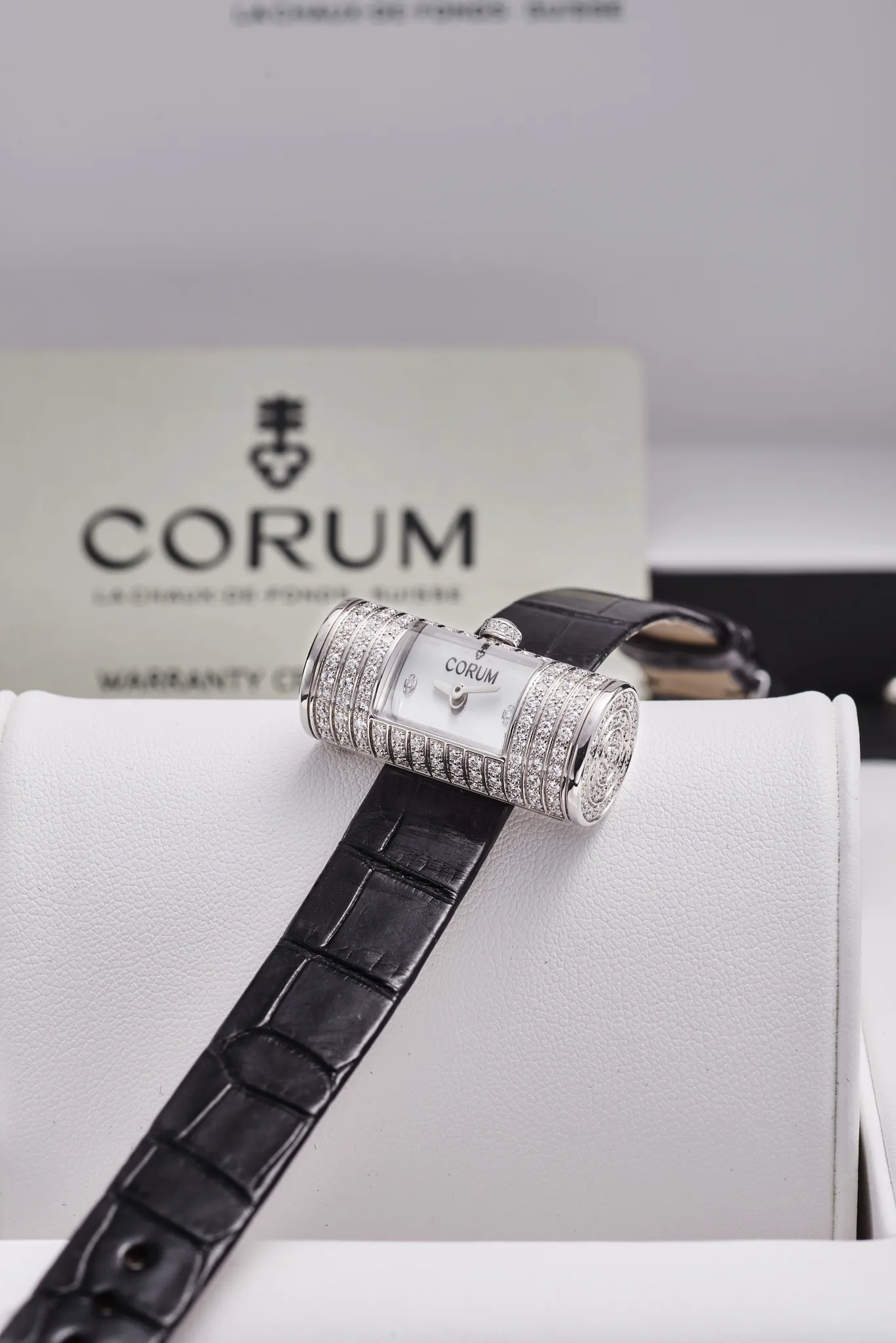 Corum 137.801.69/0081 PN01 30mm White gold Mother-of-pearl