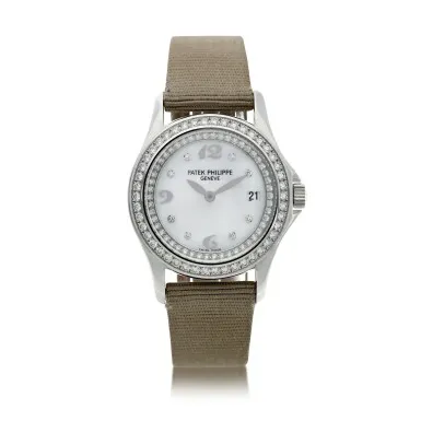 Patek Philippe Calatrava 4906/200 28mm White gold Mother-of-pearl