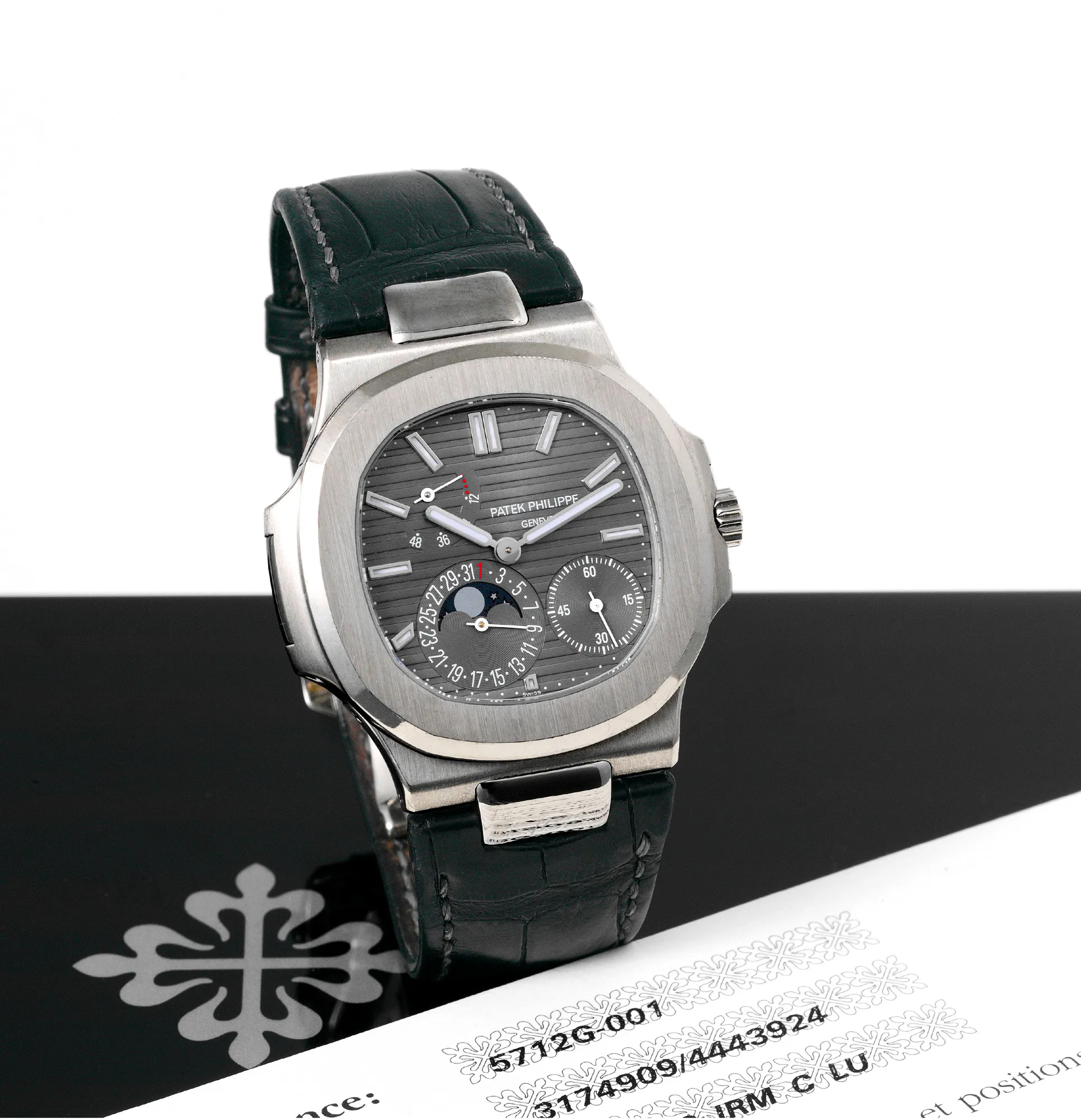 Patek Philippe Nautilus 5712g 43mm White gold Gray