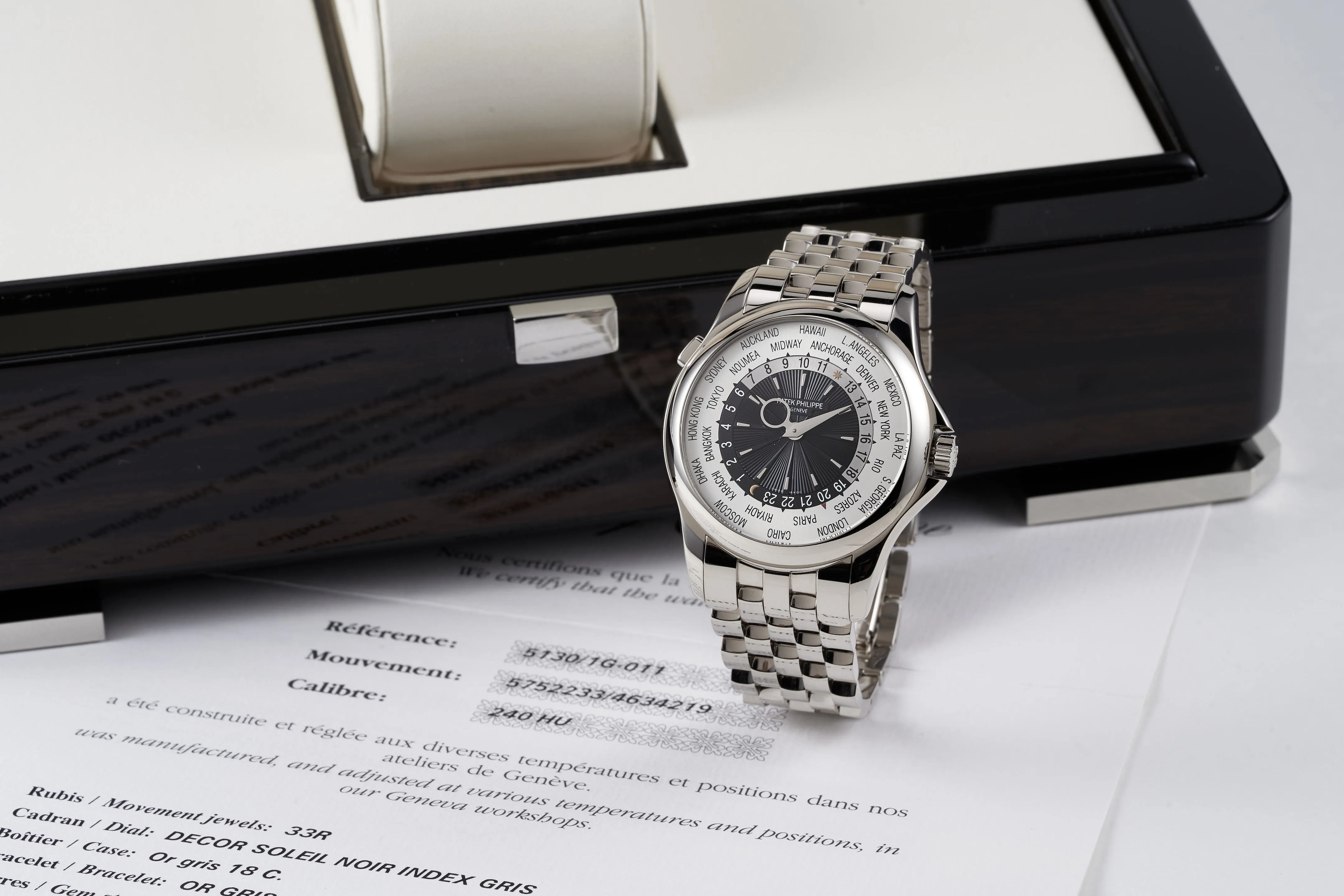 Patek Philippe World Time 5130/1G-011 40mm White gold Gray