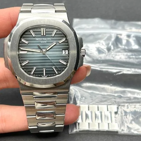 Patek Philippe Nautilus 5711/1A-010 40mm Stainless steel Blue