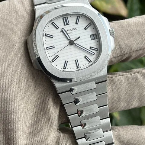 Patek Philippe Nautilus 5711/1A-011 40mm Stainless steel White