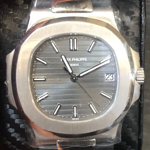 Patek Philippe Nautilus 5711G-001 40mm White gold Gray