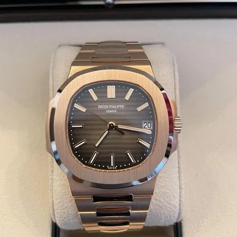 Patek Philippe Nautilus 5711R-001 40mm Rose gold Gray