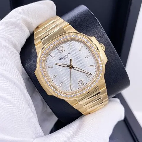 Patek Philippe Nautilus 7118/1200R-001 35mm Rose gold White