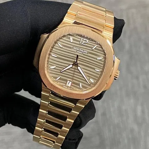 Patek Philippe Nautilus 7118/1R-010 35mm Rose gold Brown