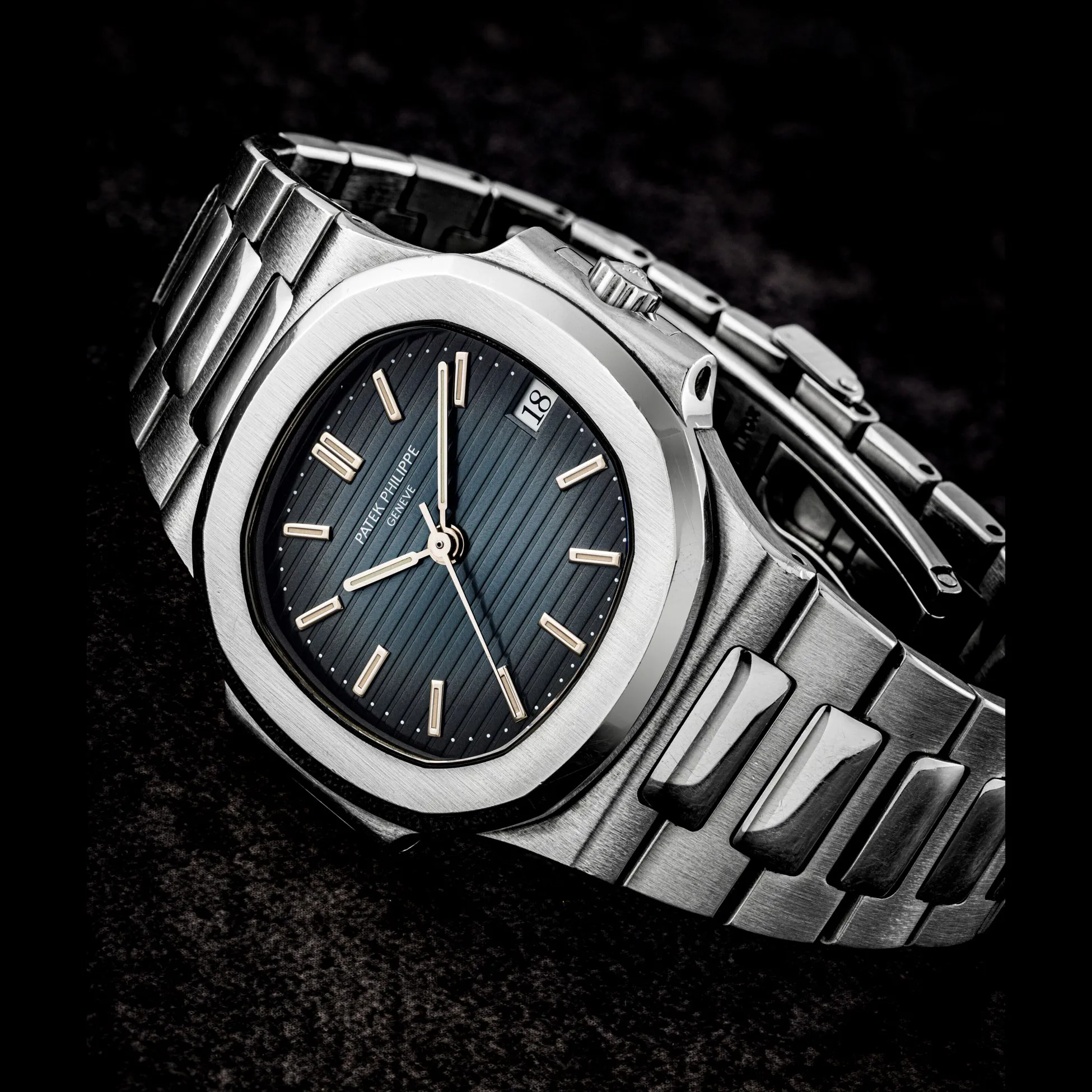 Patek Philippe Nautilus 3800/1A 37.5mm Stainless steel Black