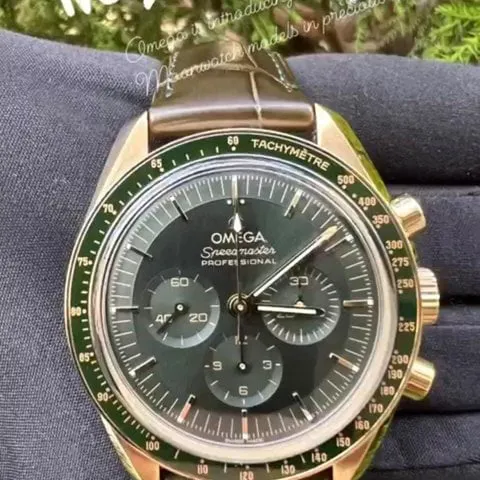 Omega Speedmaster Moonwatch 310.63.42.50.10.001 42mm Yellow gold Green