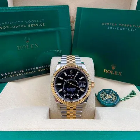 Rolex Sky-Dweller 326933 42mm Gold/steel Black