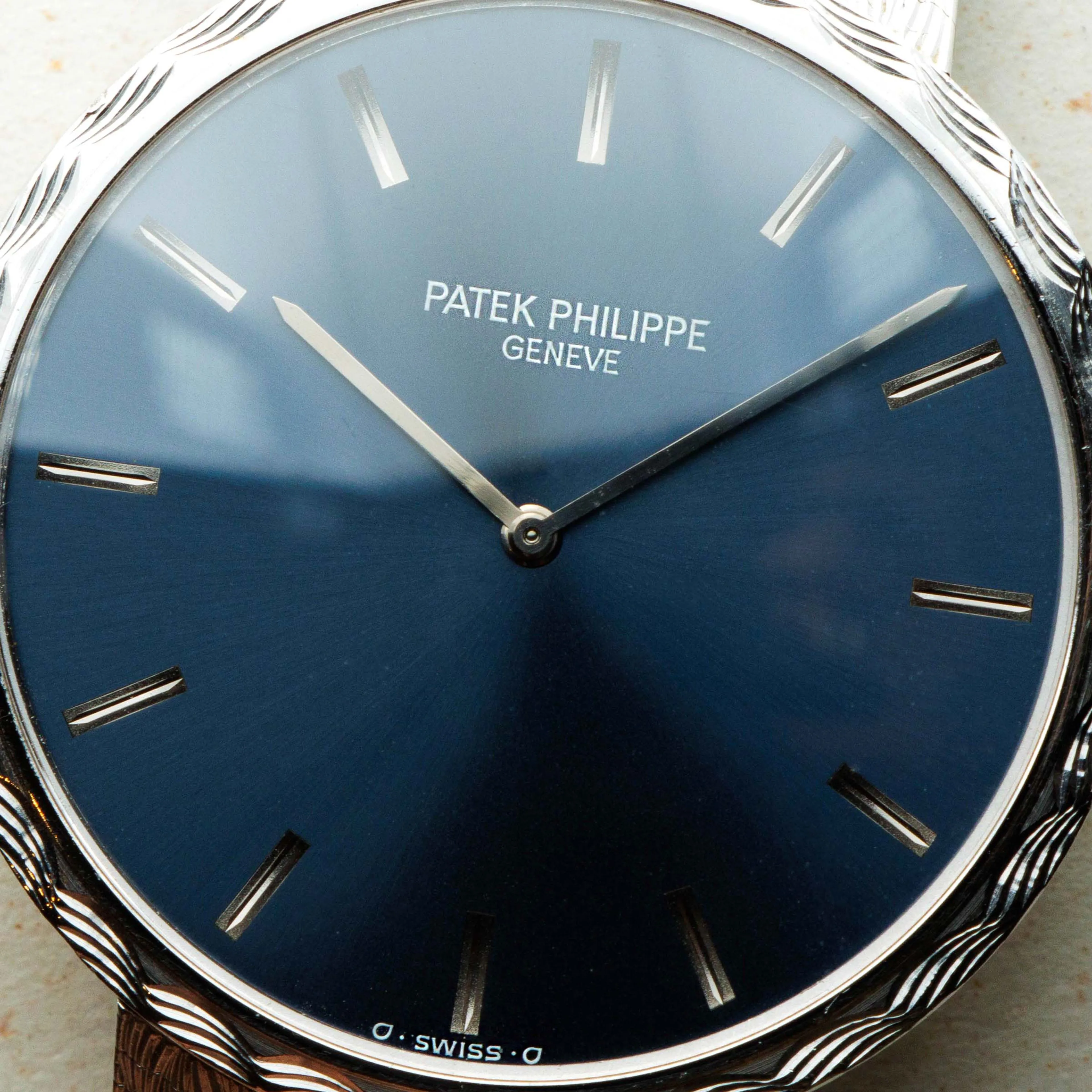 Patek Philippe Calatrava 3588 35.5mm White gold Blue 10