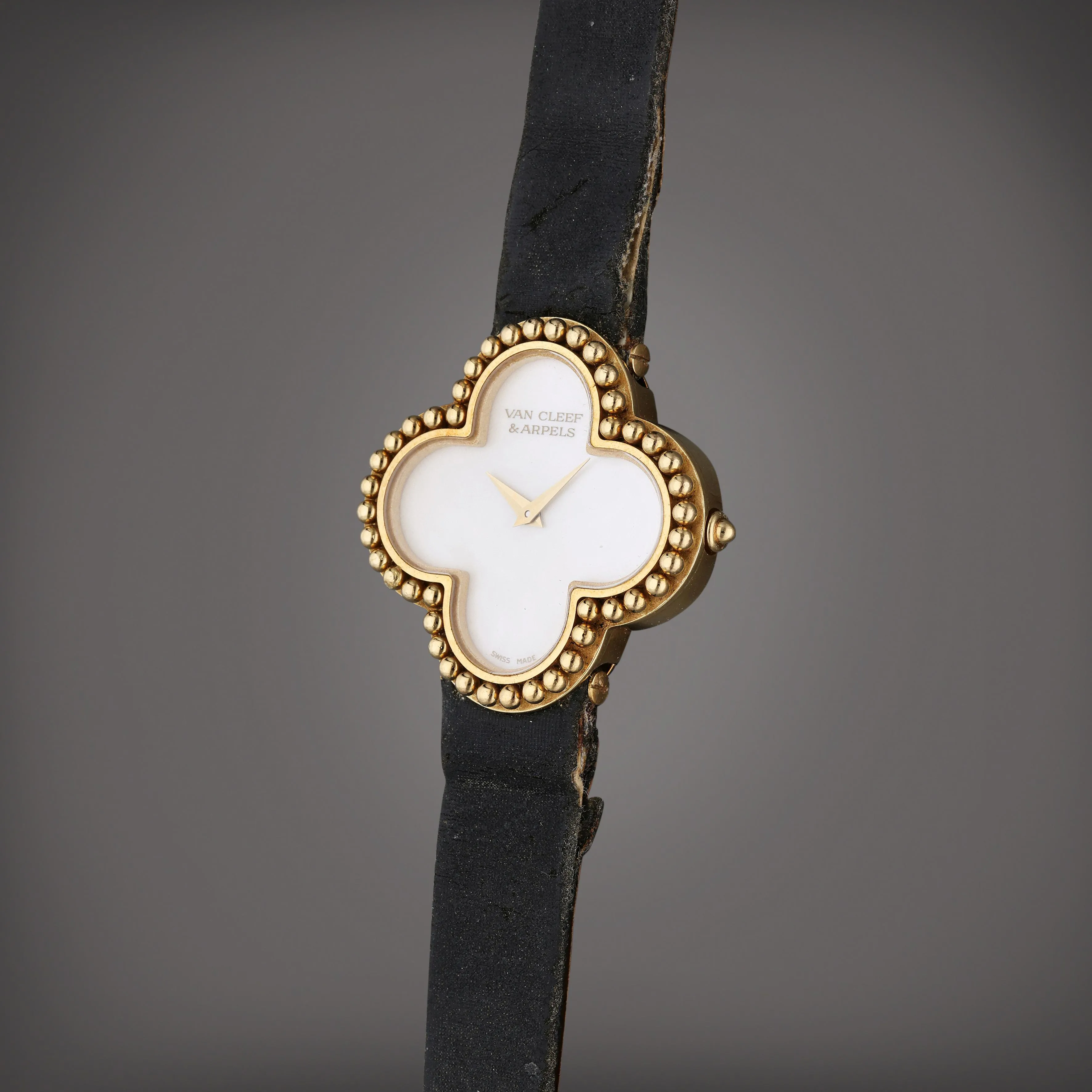 Van Cleef & Arpels Alhambra HH2211 29mm Yellow gold Mother-of-pearl