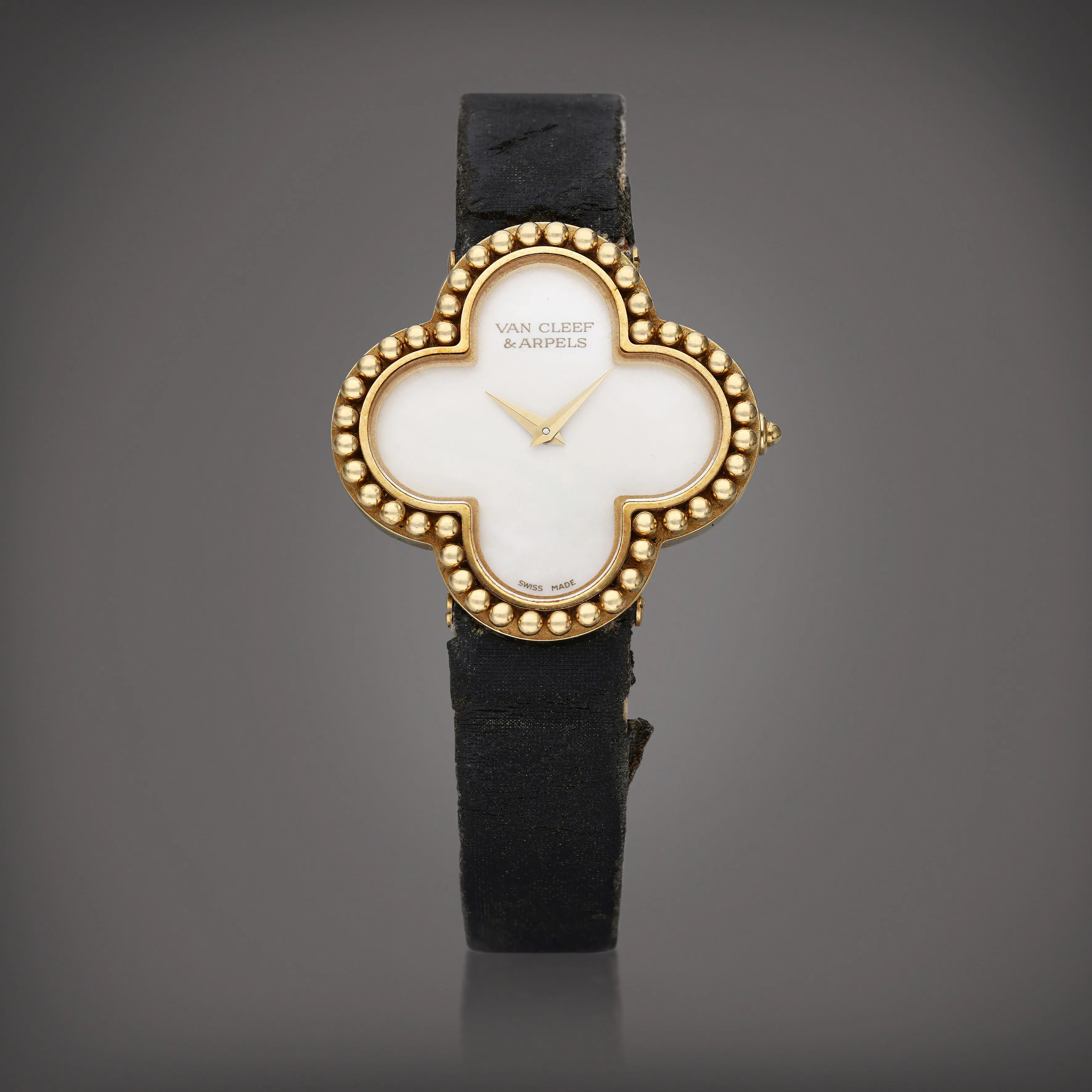 Van Cleef & Arpels Alhambra HH2211 29mm Yellow gold Mother-of-pearl 2