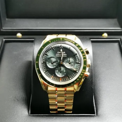 Omega Speedmaster Moonwatch 310.60.42.50.10.001 42mm Yellow gold Green