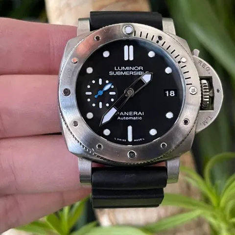 Panerai Submersible PAM 00682 42mm Stainless steel Black