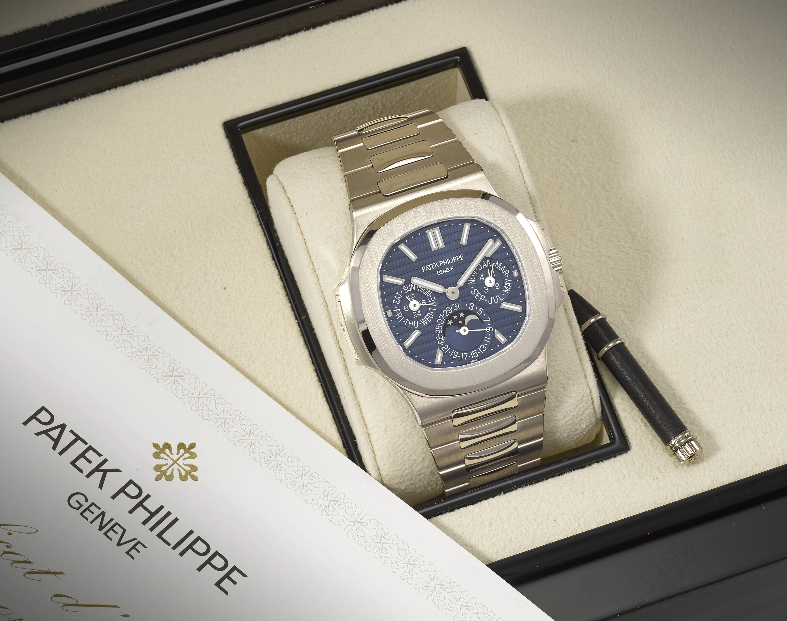 Patek Philippe Nautilus 5740/1G-001 40mm White gold Blue 2