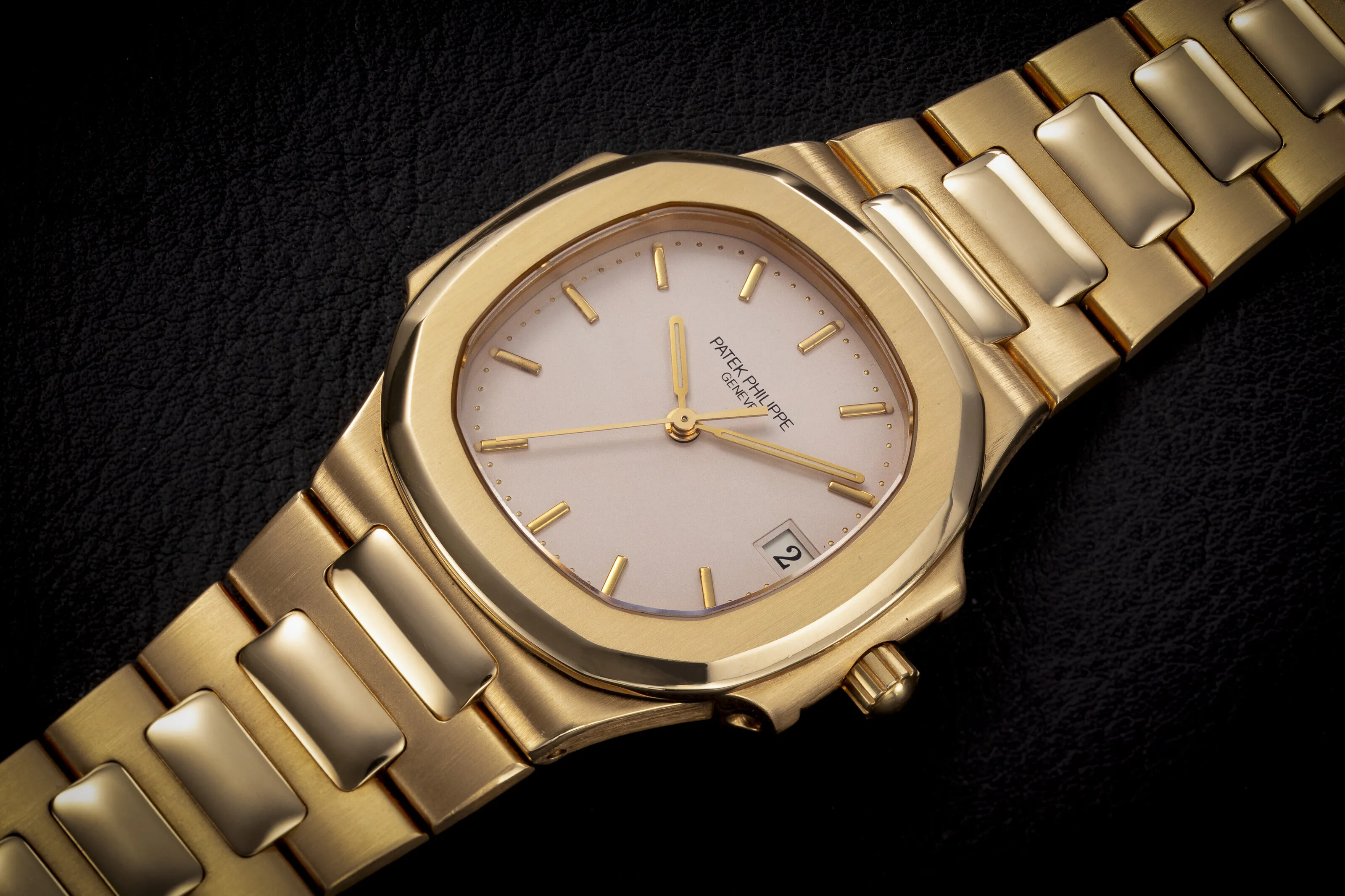 Patek Philippe Nautilus 3900J 37.5mm Yellow gold Cream