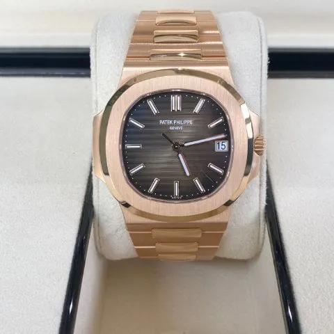 Patek Philippe Nautilus 5711/1R-001 40mm Rose gold Brown