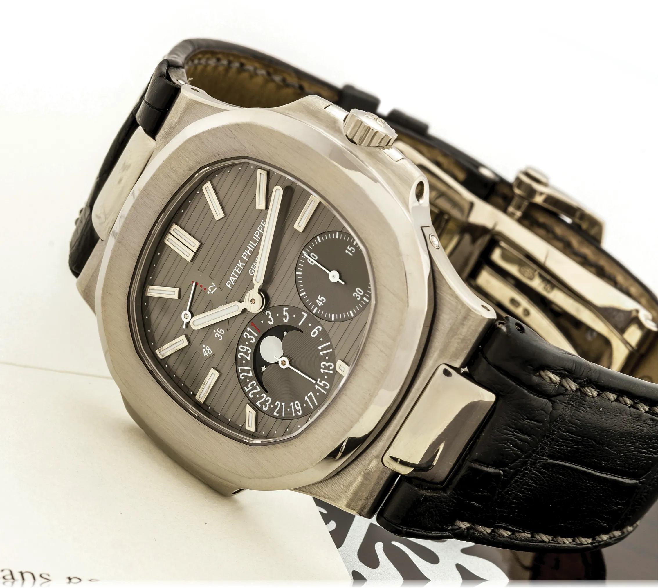 Patek Philippe Nautilus 5712g 43mm White gold Gray