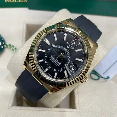 Rolex Sky-Dweller 326238 42mm Yellow gold Black