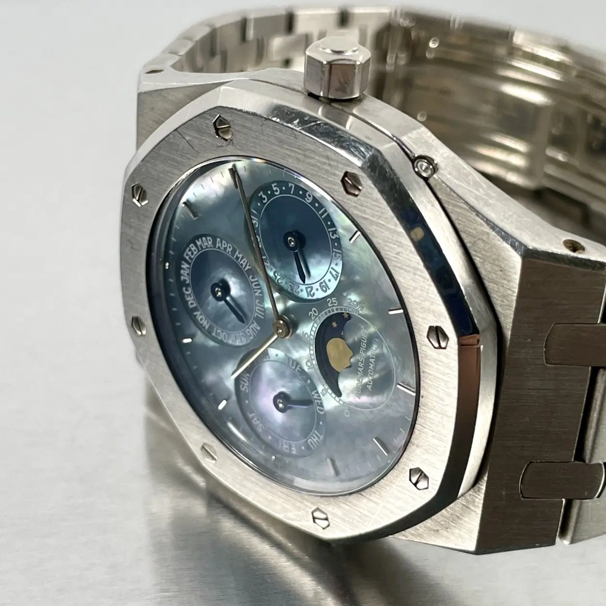 Audemars Piguet Royal Oak 25686PT 39mm Platinum Mother-of-pearl 4