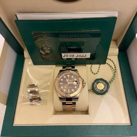 Rolex Yacht-Master 40 126621 40mm Yellow gold and Stainless steel Black