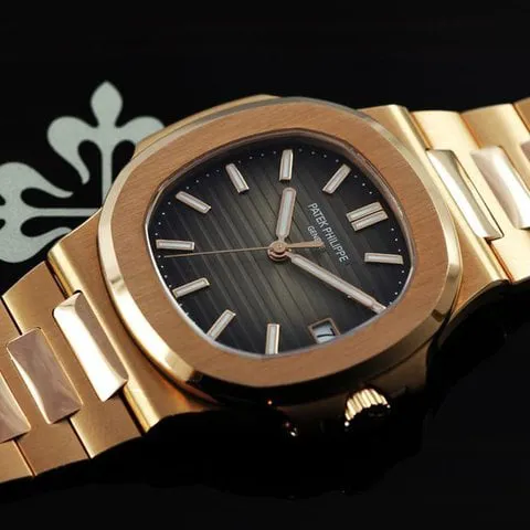 Patek Philippe Nautilus 5711/1R-001 40mm Rose gold Brown