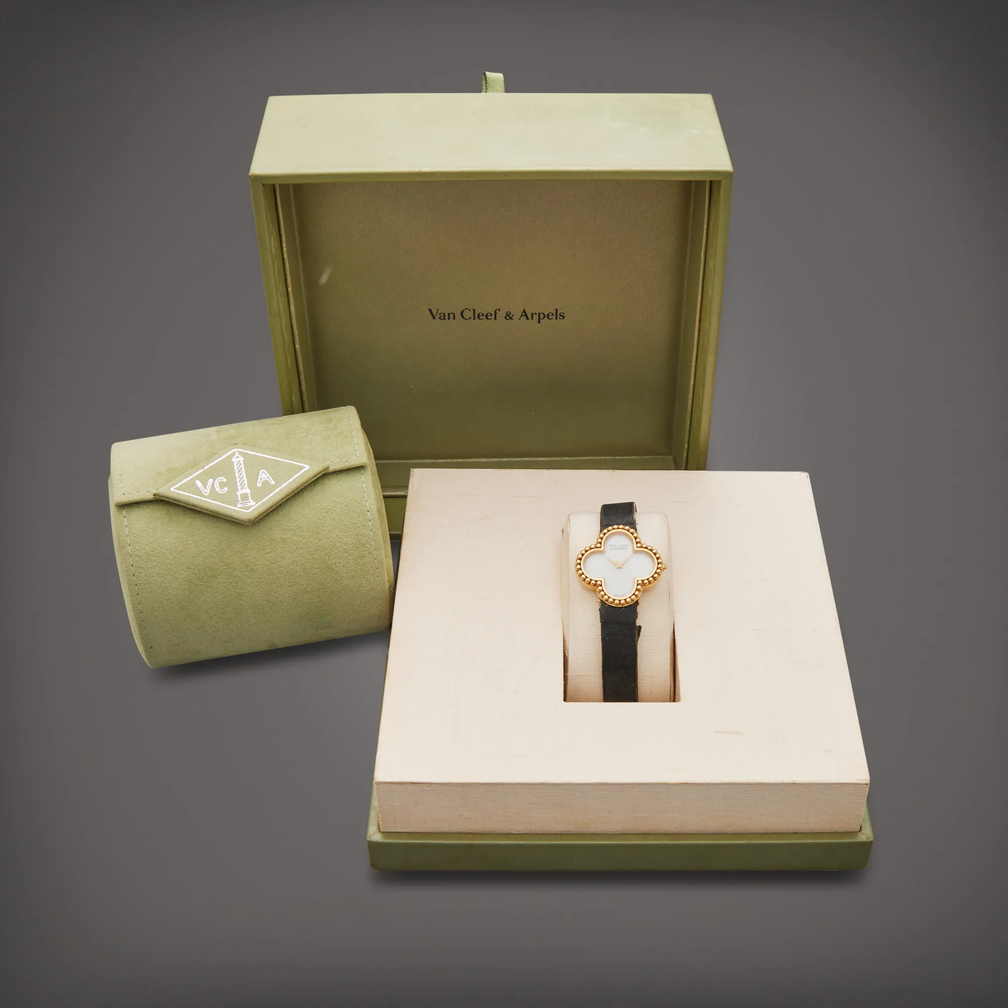 Van Cleef & Arpels Alhambra HH2211 29mm Yellow gold Mother-of-pearl 4