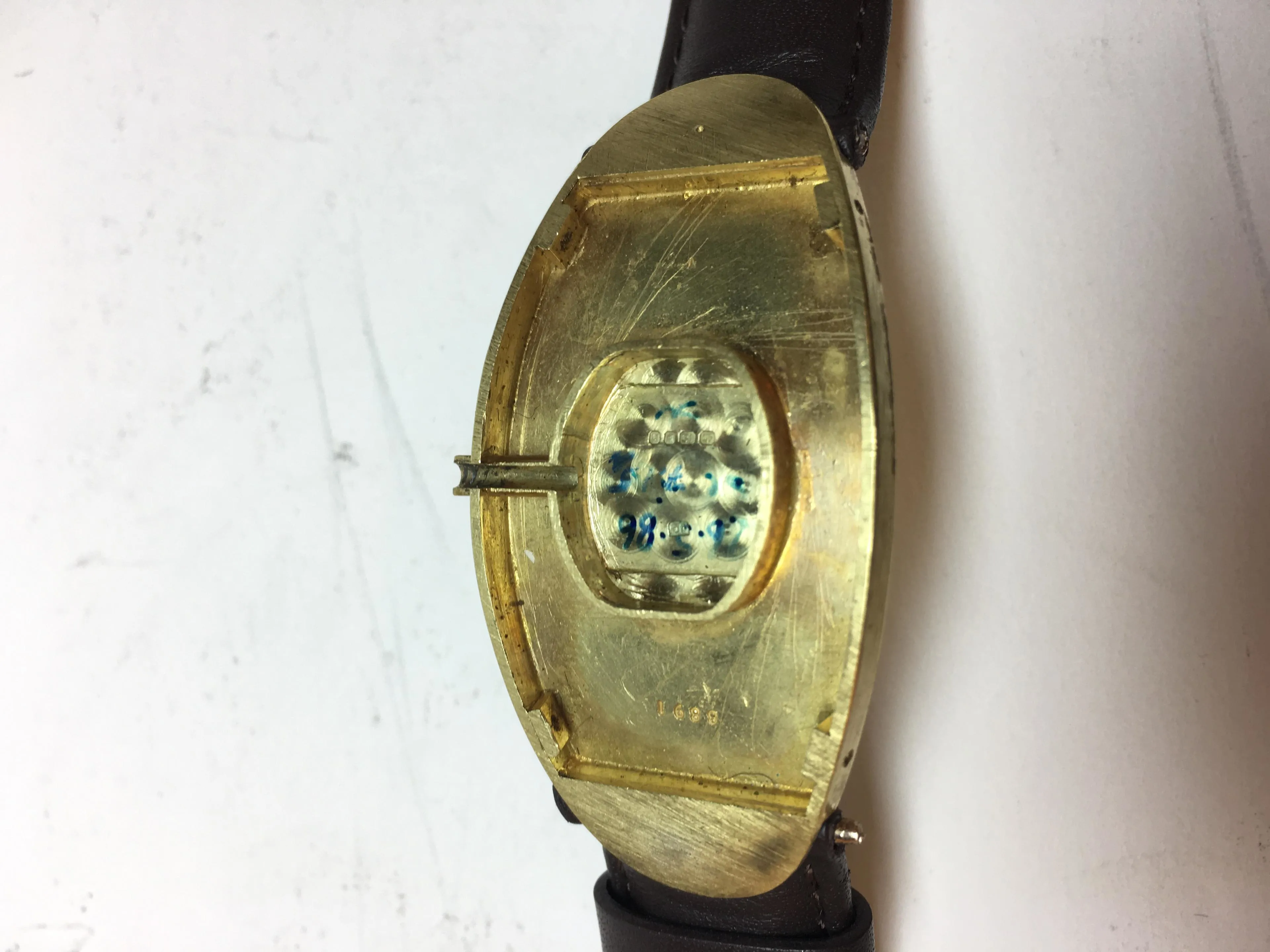 Cartier OVAL Yellow gold Cream 9