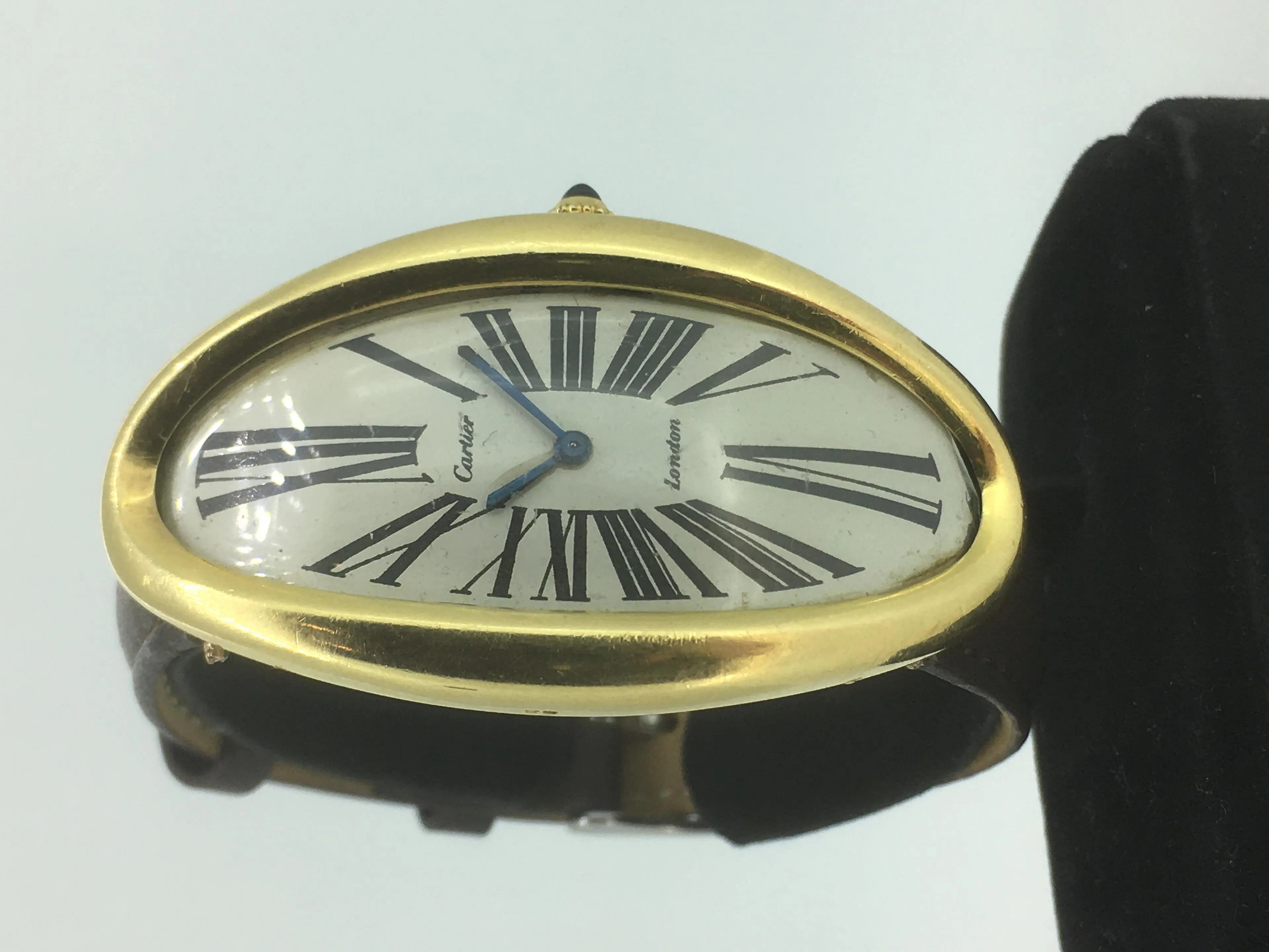 Cartier OVAL Yellow gold Cream 23