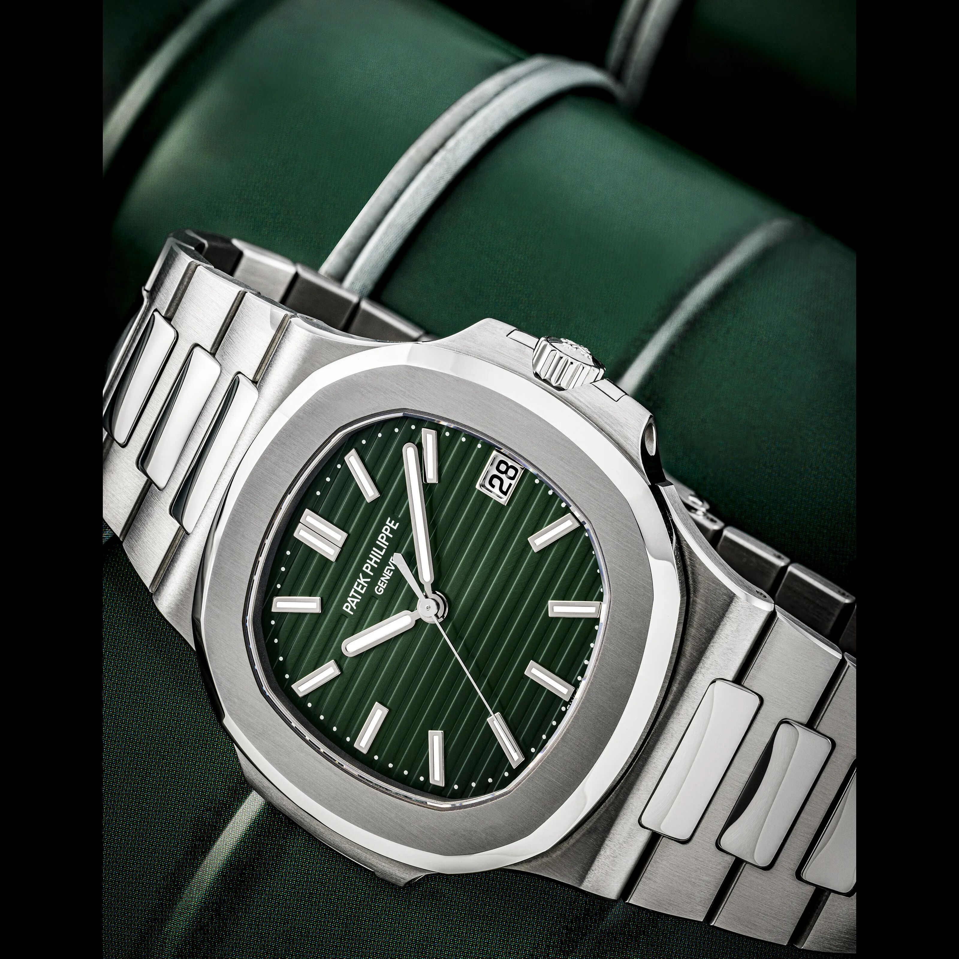 Patek Philippe Nautilus 5711/1A-014 42.5mm Stainless steel Green