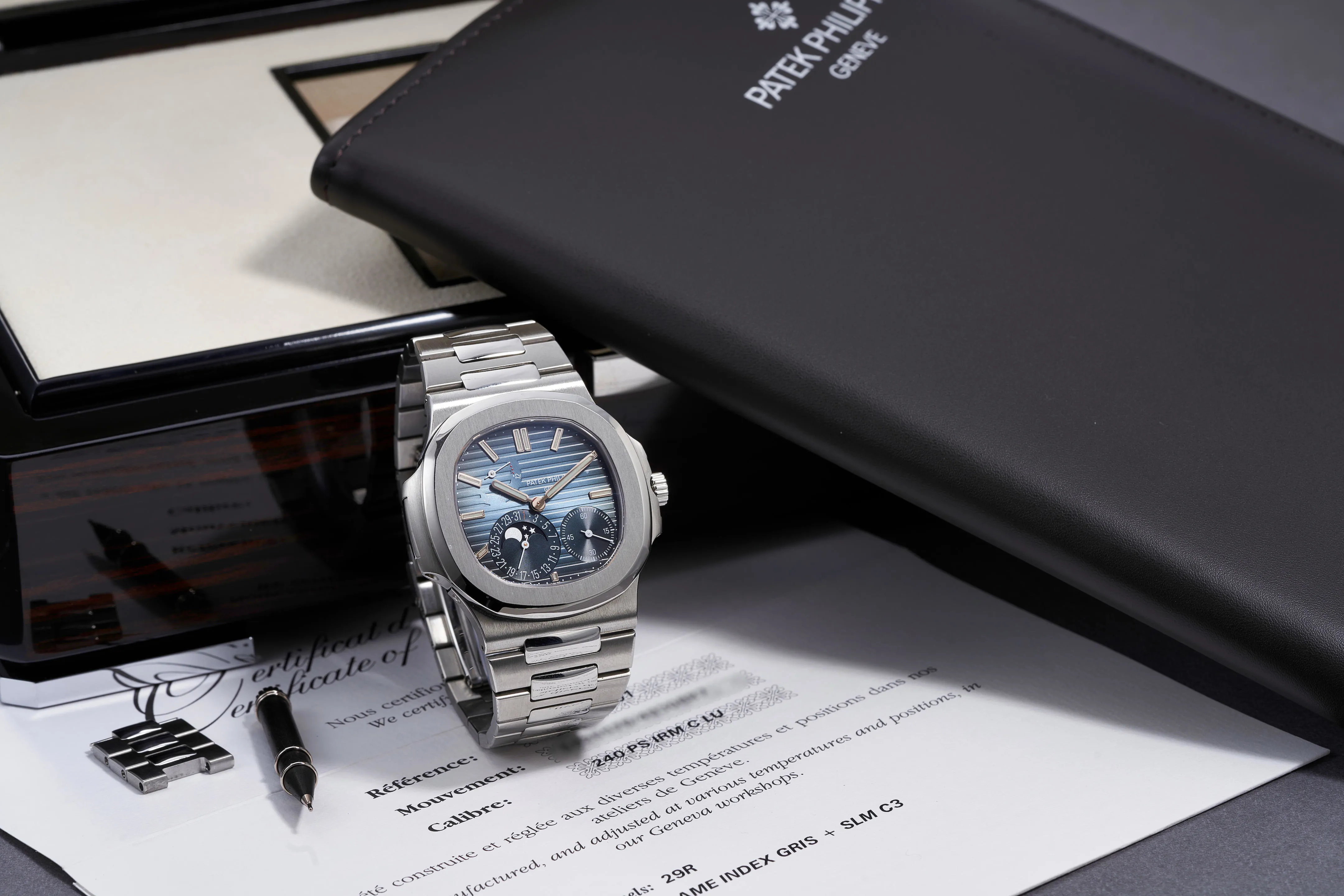 Patek Philippe Nautilus 5712/1A 40mm Stainless steel Black 3