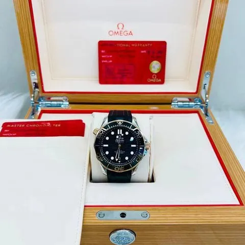 Omega Seamaster Diver 300M 210.22.42.20.01.002 42mm Yellow gold and Stainless steel Black