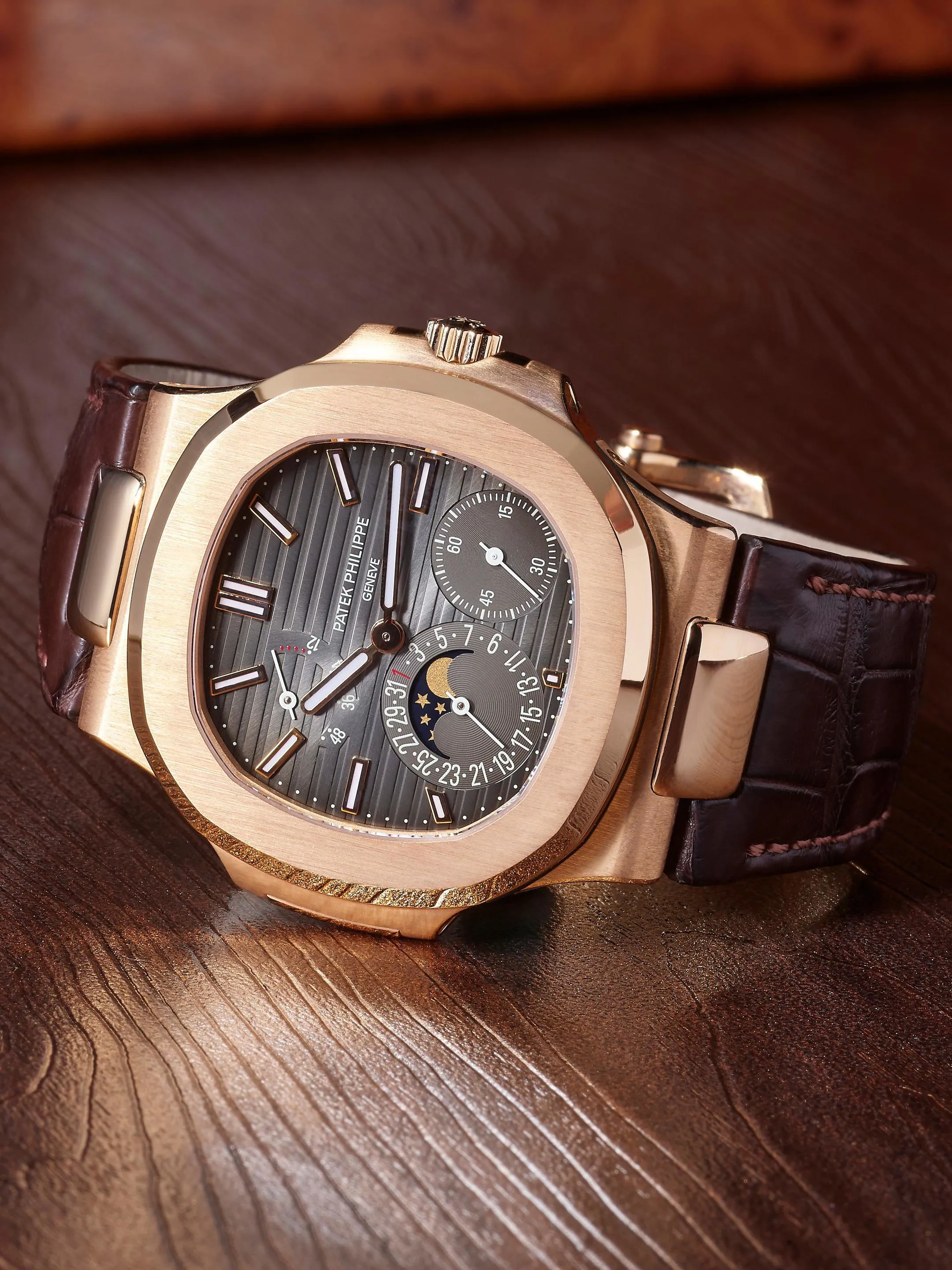 Patek Philippe Nautilus 5712R-001 40mm Rose gold Brown