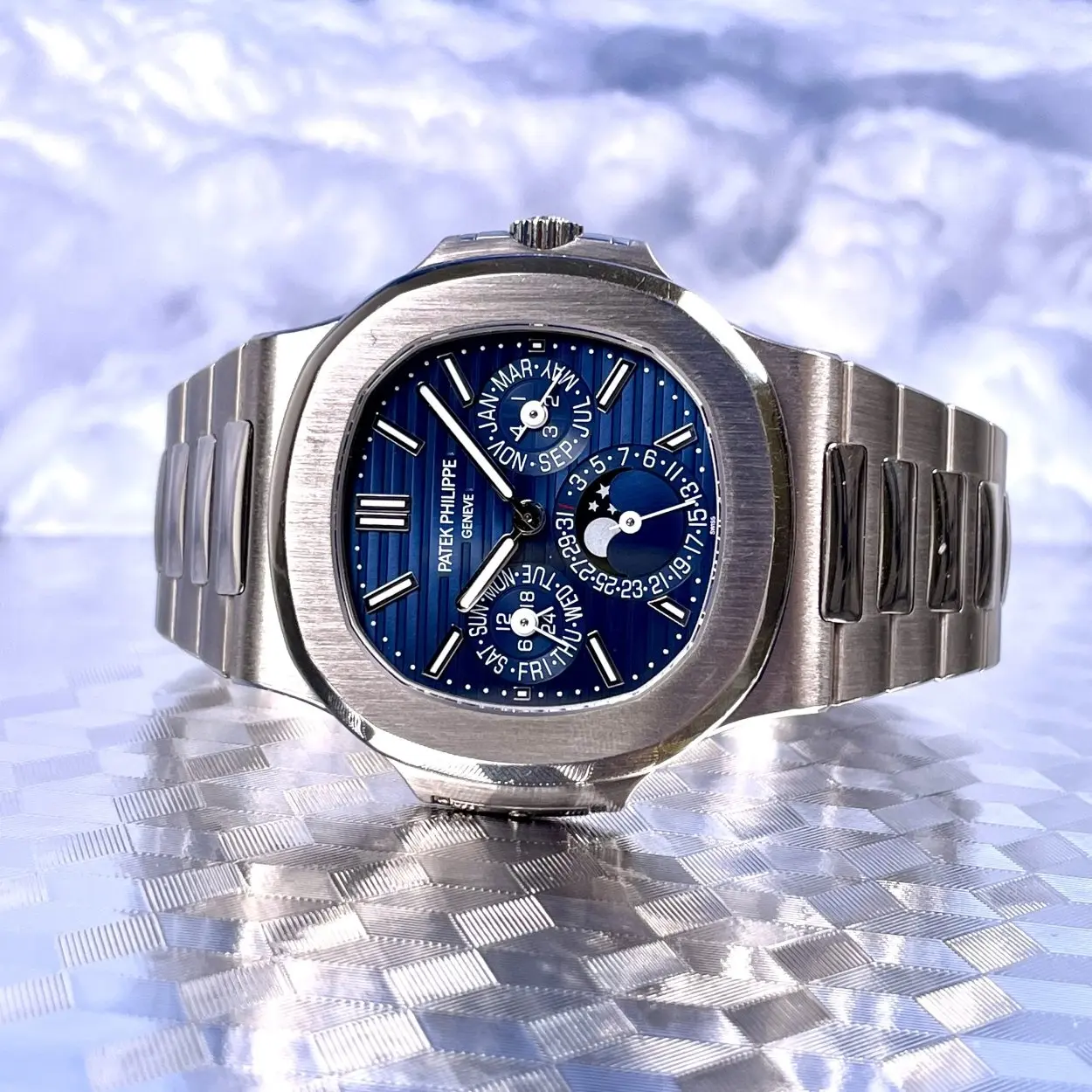 Patek Philippe Nautilus 5740/1G-001 40mm White gold Blue 3