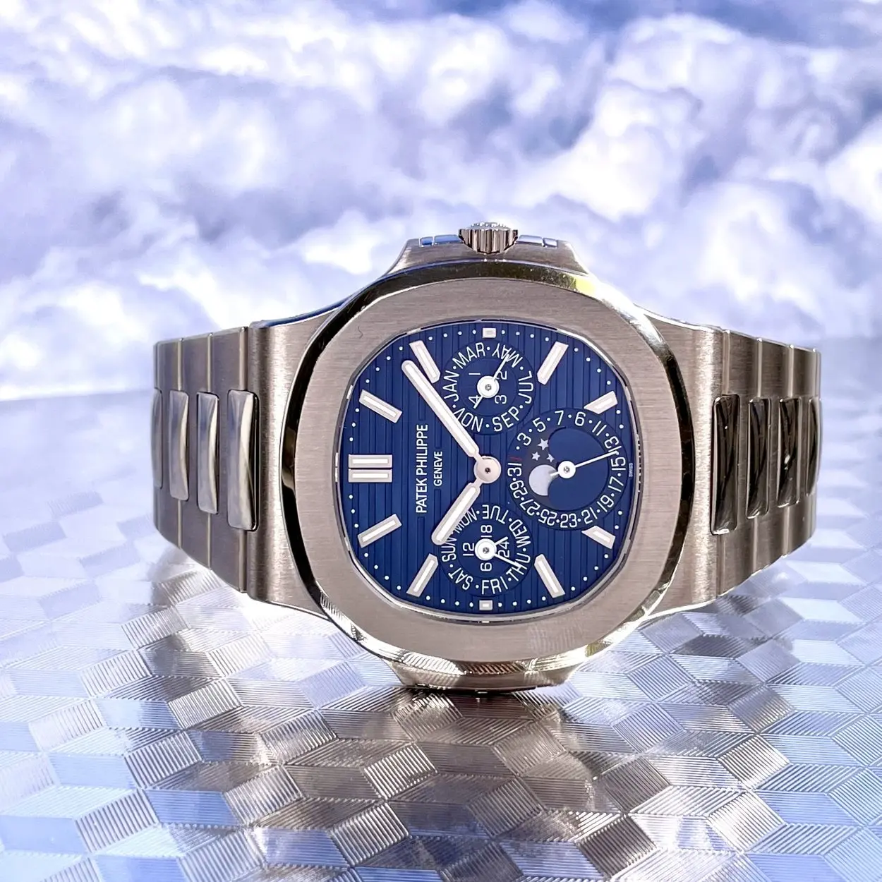 Patek Philippe Nautilus 5740/1G-001 40mm White gold Blue 5