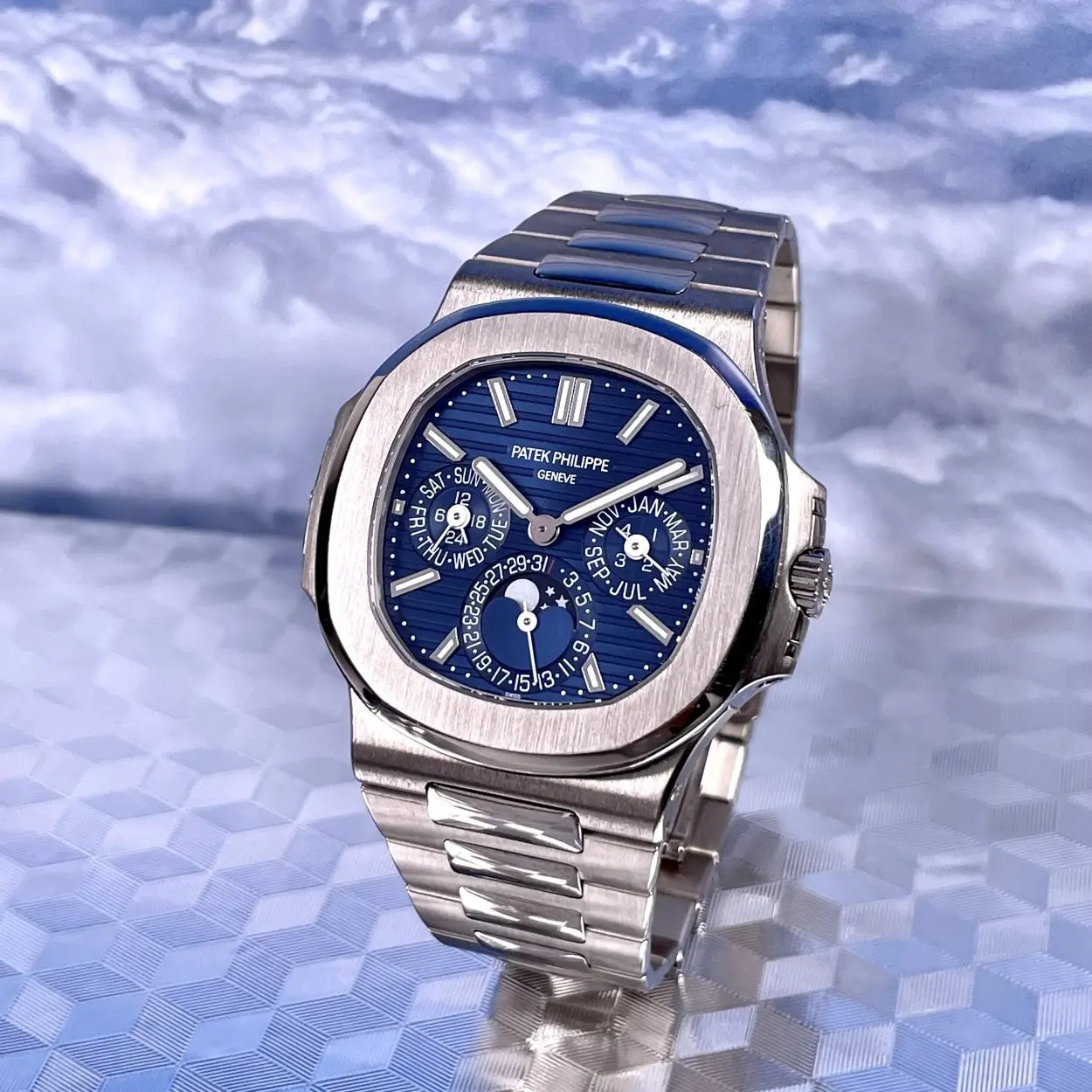 Patek Philippe Nautilus 5740/1G-001 40mm White gold Blue 1