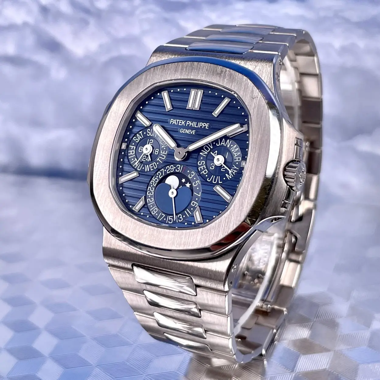 Patek Philippe Nautilus 5740/1G-001 40mm White gold Blue 15