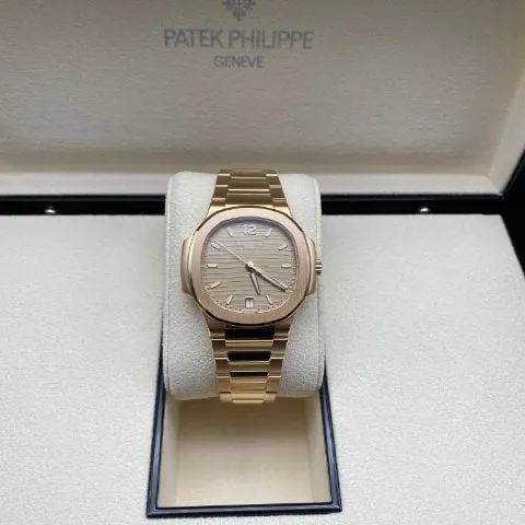 Patek Philippe Nautilus 7118/1R-010 35mm Rose gold Brown