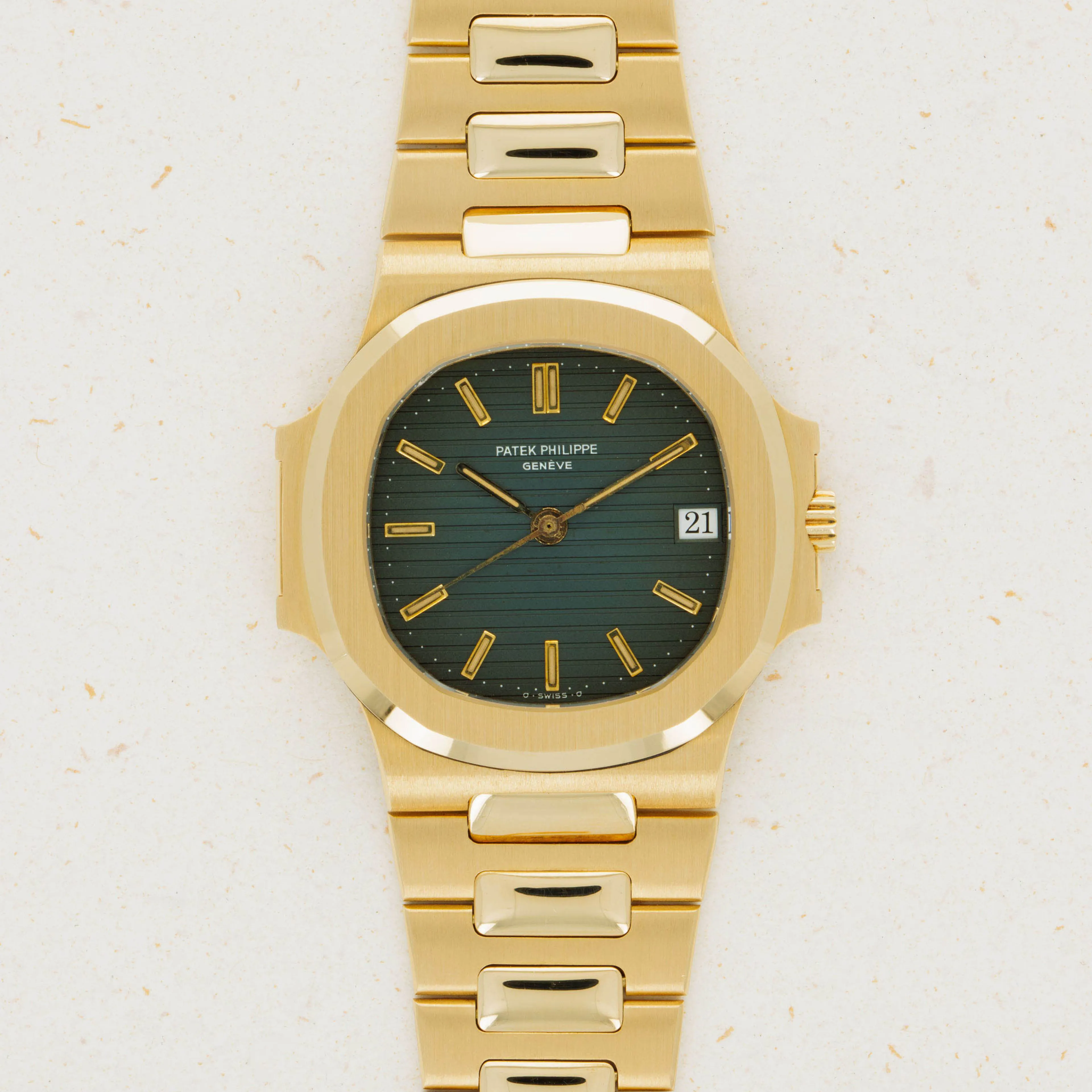 Patek Philippe Nautilus 3800/1J 37.5mm Yellow gold Black