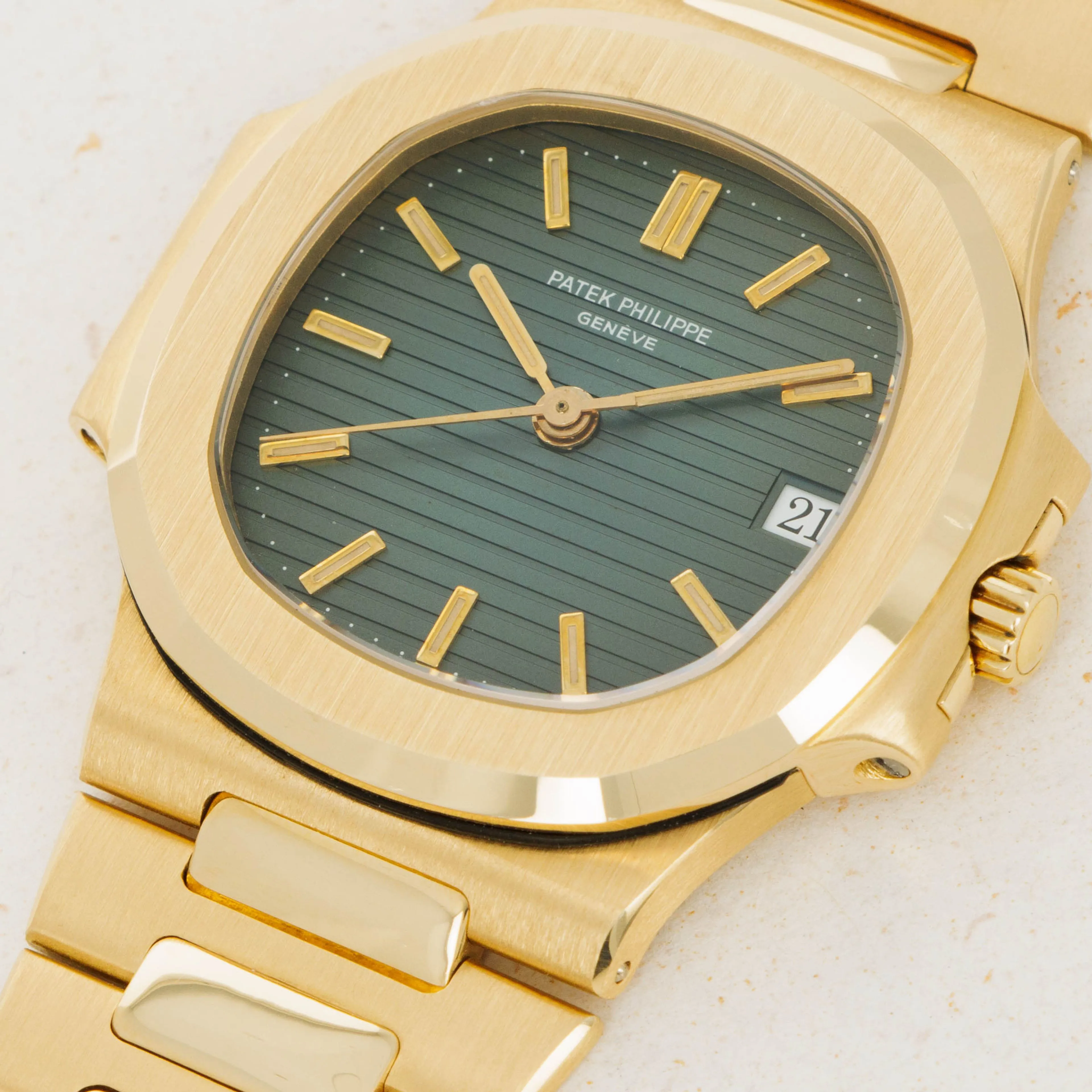 Patek Philippe Nautilus 3800/1J 37.5mm Yellow gold Black 2