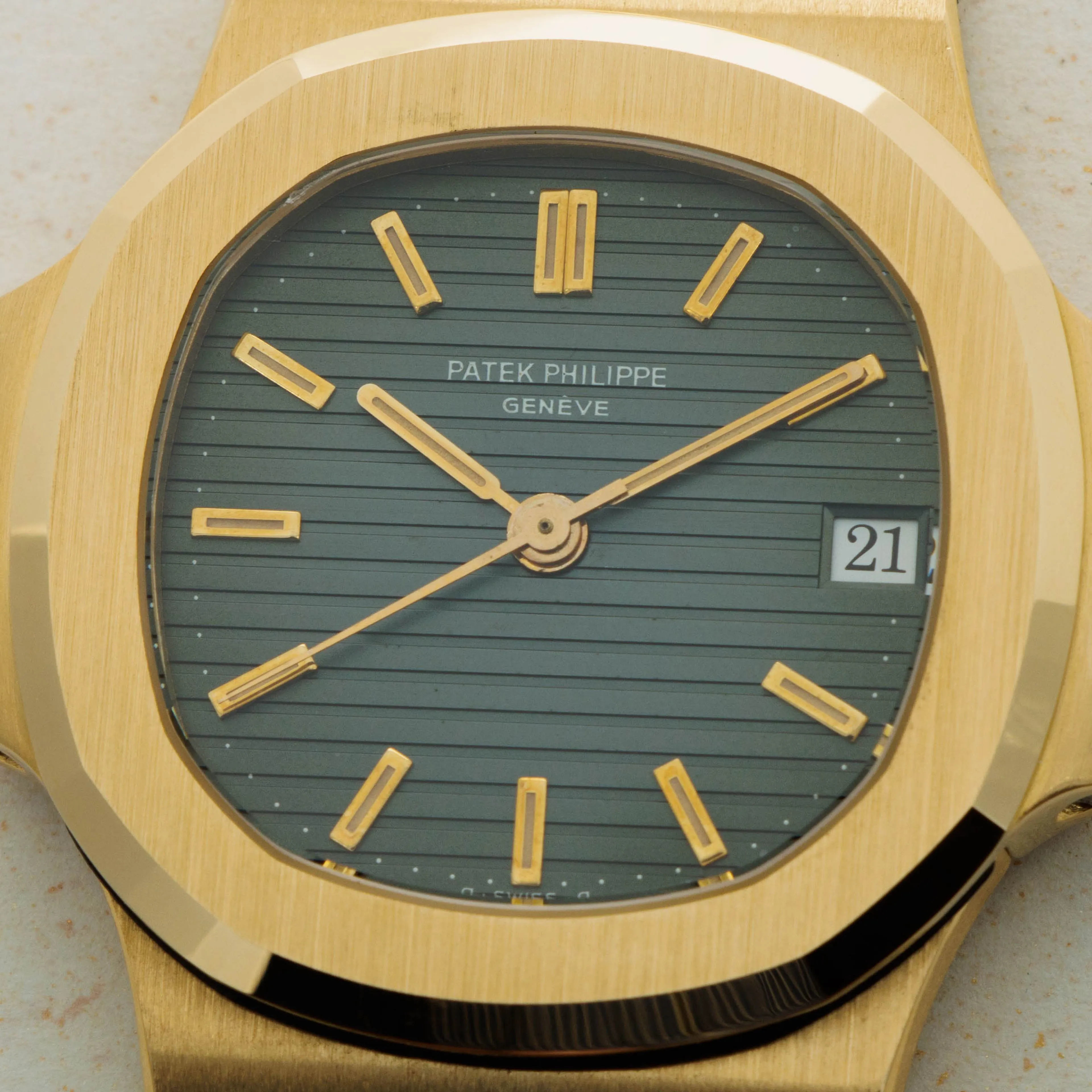 Patek Philippe Nautilus 3800/1J 37.5mm Yellow gold Black 10