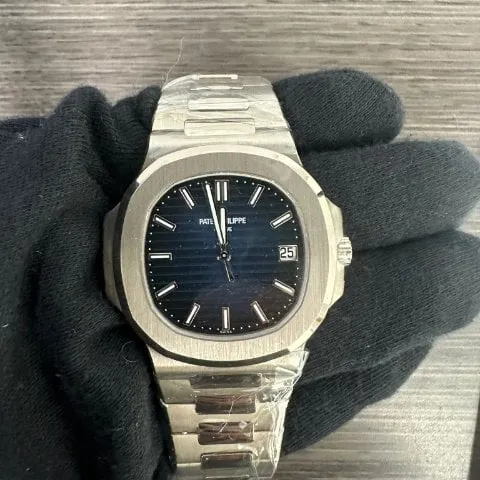 Patek Philippe Nautilus 5811/1G-001 41mm White gold Blue