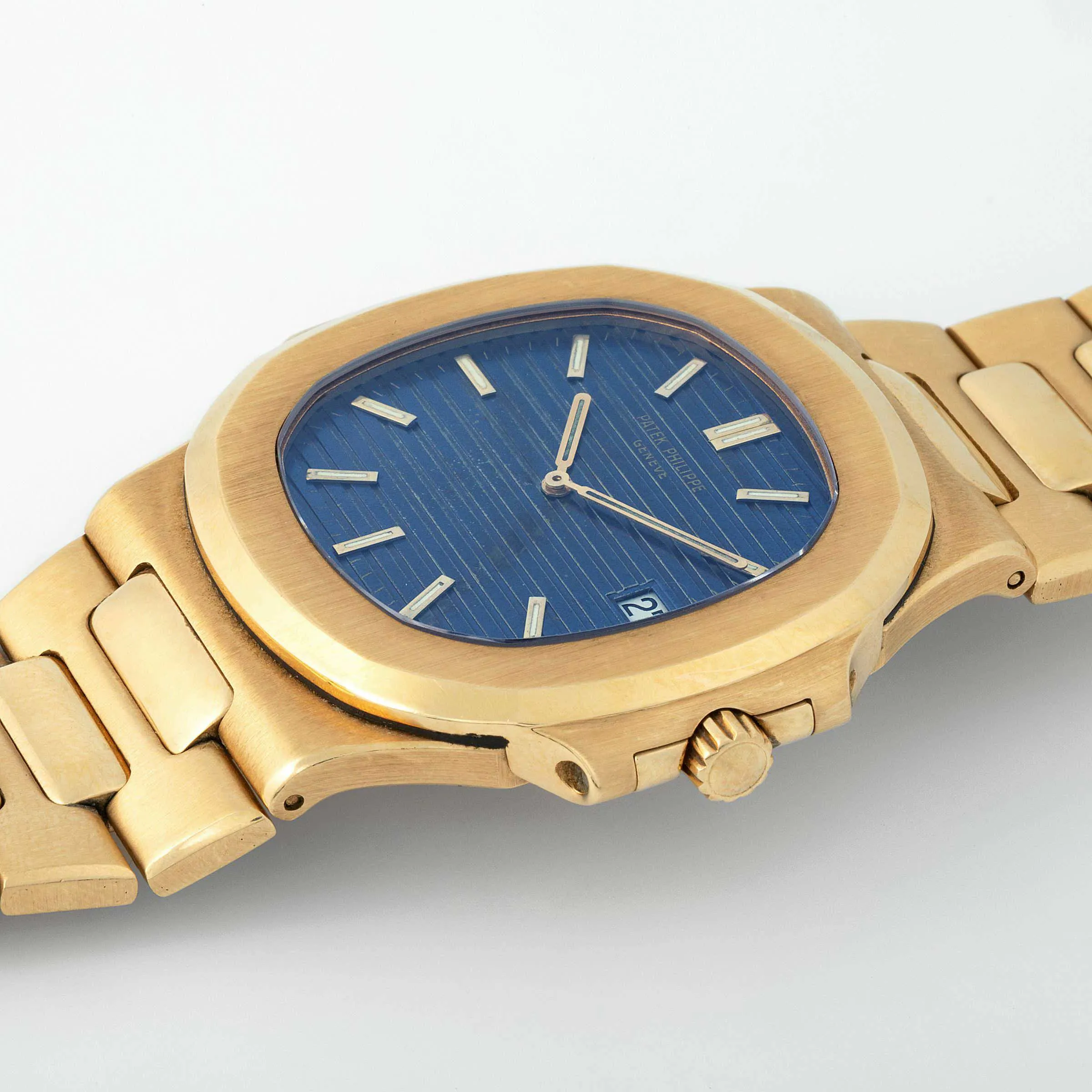 Patek Philippe Nautilus 3700/1 42mm Yellow gold Blue 4