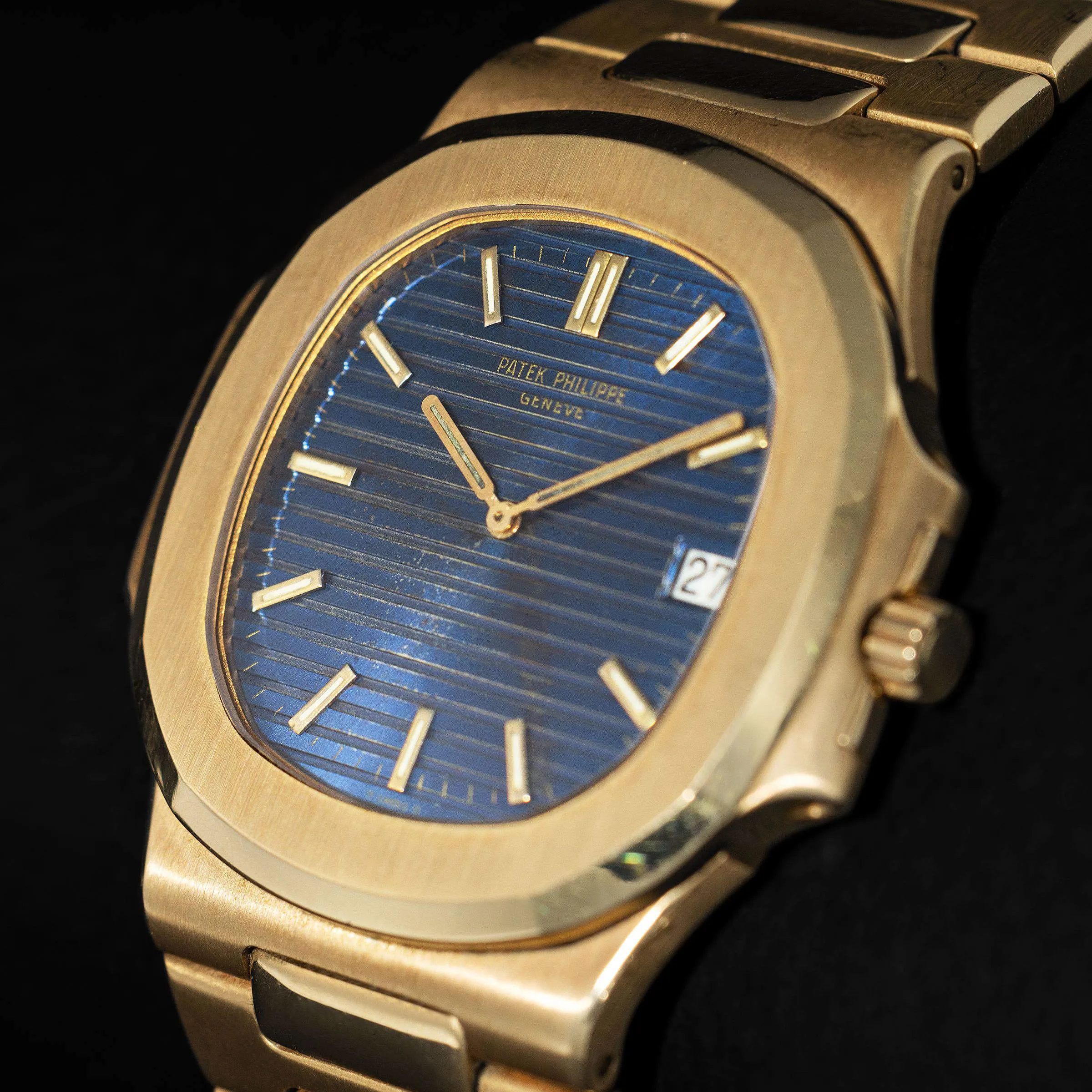 Patek Philippe Nautilus 3700/1 42mm Yellow gold Blue 6