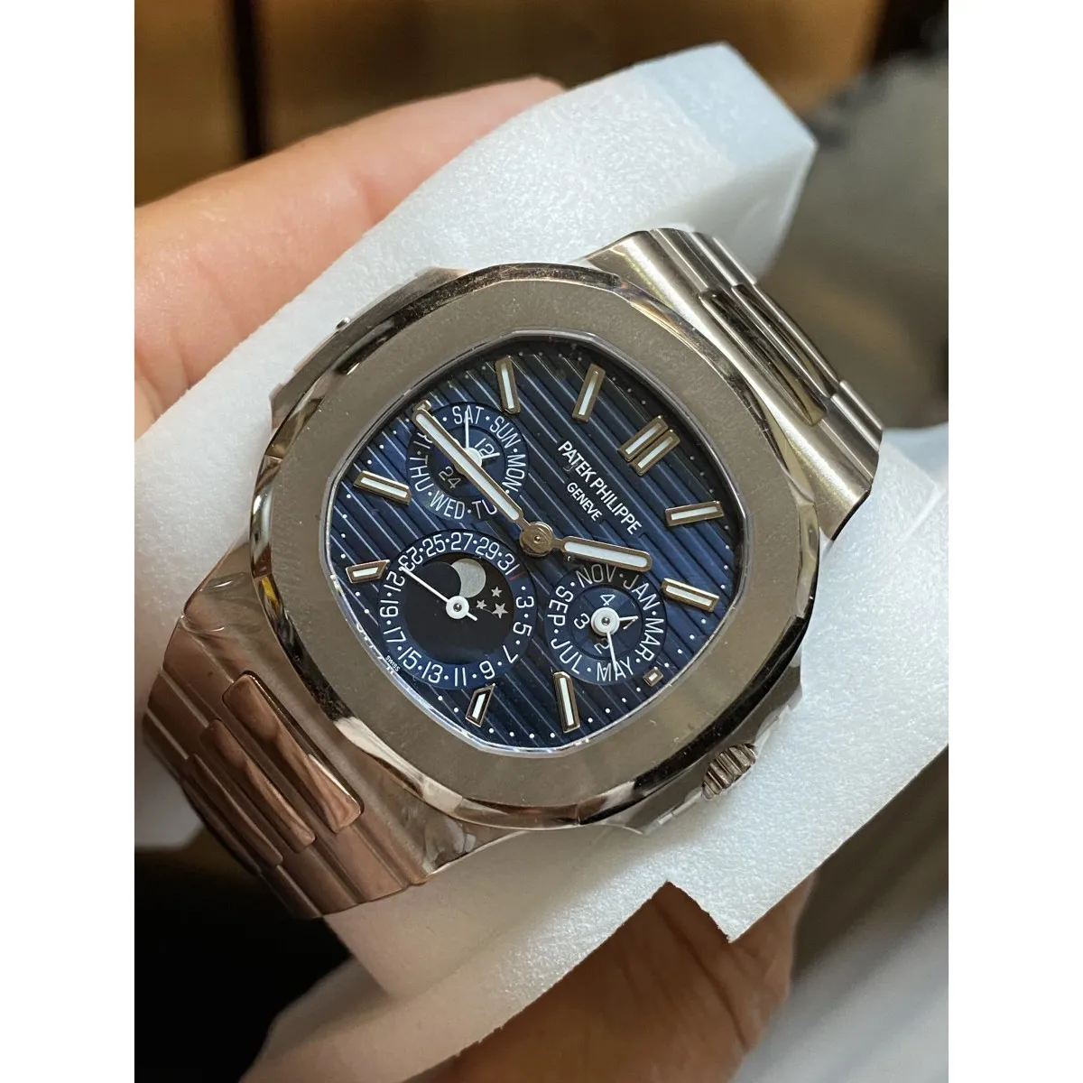 Patek Philippe Nautilus 5740/1G-001 White gold Blue