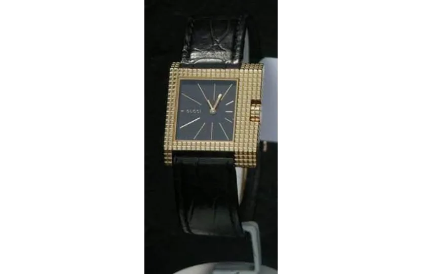 Gucci Yellow gold Black