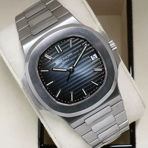 Patek Philippe Nautilus 5711/1A-010 40mm Stainless steel Blue