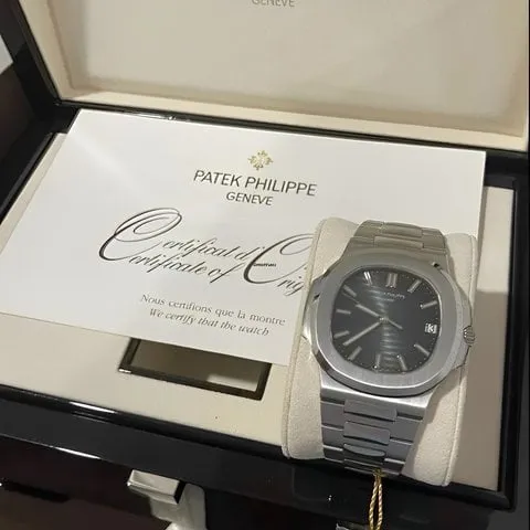 Patek Philippe Nautilus 5711/1A-010 40mm Stainless steel Blue