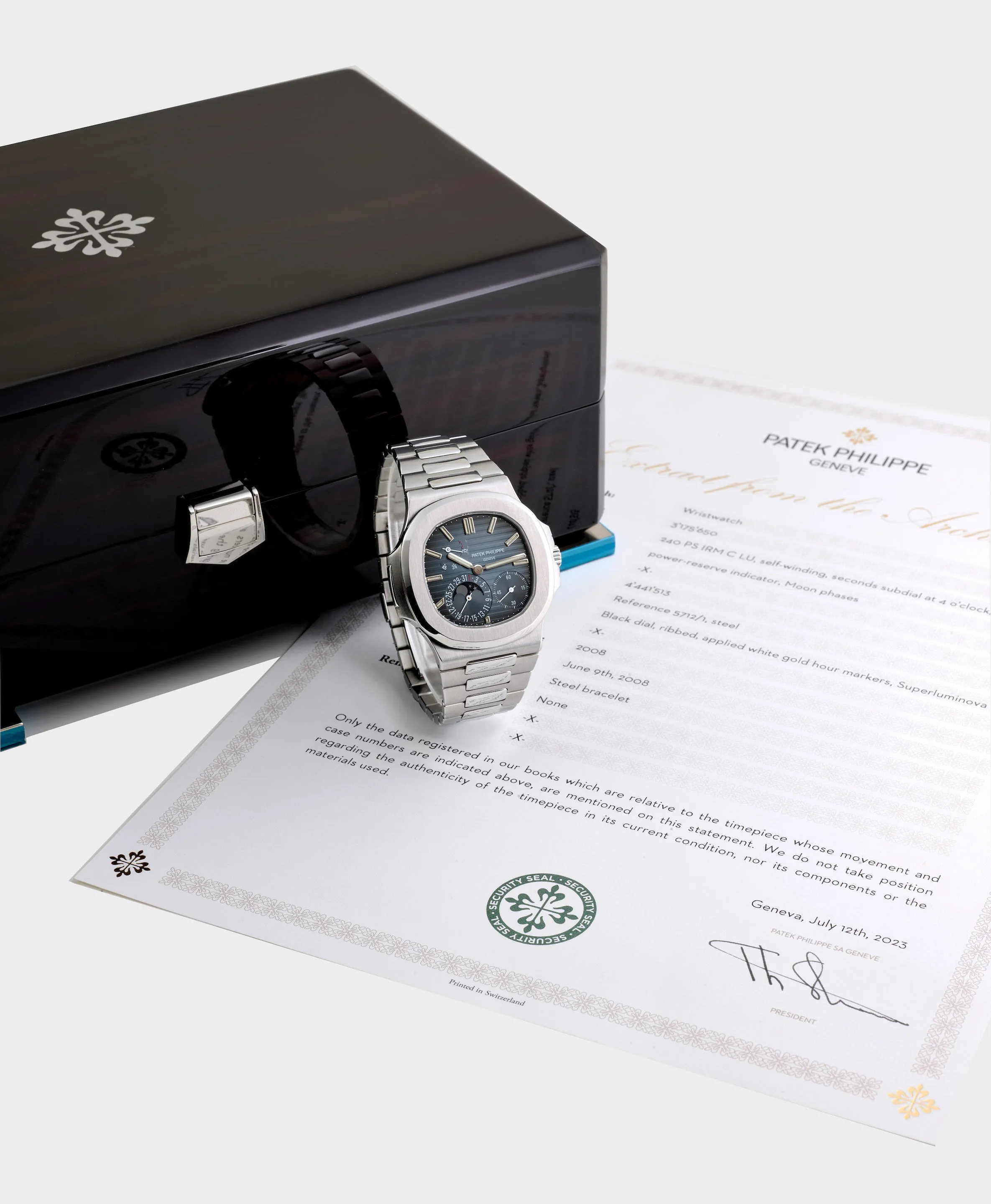 Patek Philippe Nautilus 5712/1A 40mm Stainless steel Blue 5